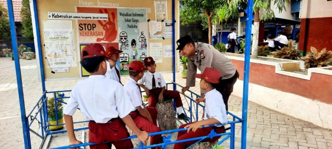 
 Dekatkan Sosok Polisi yang Humanis Sejak Dini, Kanit Binmas Polsek Barebbo Laksanakan Polkis di SD Lampoko