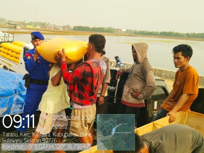 
 Personel Satpolairud Polres Bone Lakukan Polisi Penolong Di Pelabuhan 77 Kajuara