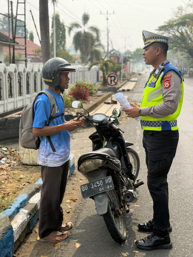 
 Kasat Lantas Polres Bone Pimpin Sosialisasi Ops Patuh, Edukasi Pengendara