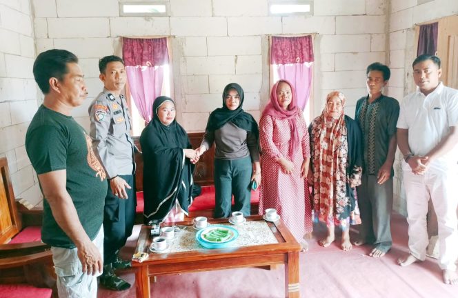 
 Bhabinkamtibmas Polsek Barebbo Bersama Pemerintah Desa Mediasi Perselisihan Warga, Berakhir Damai