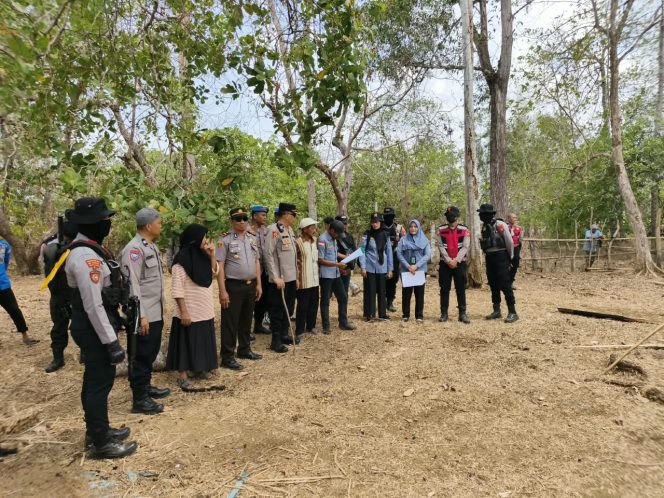 
 Sat Samapta Polres Bone Laksanakan Pengamanan Pembacaan Isi Putusan Pengadilan Negeri Watampone di Kecamatan Cina