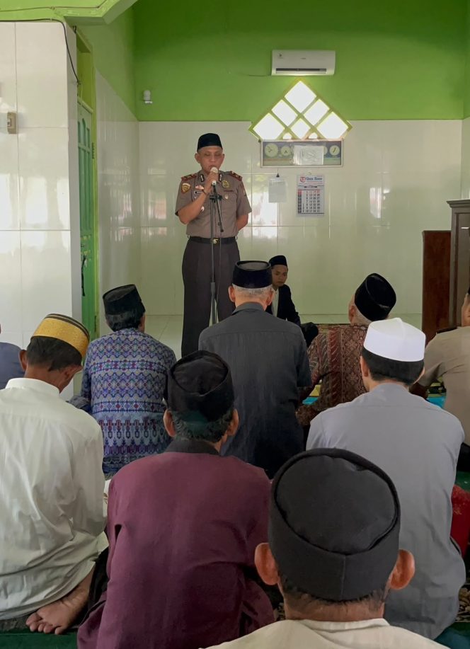 
 Jumat Keliling di Masjid Amirul Abrar, Kapolsek Tanete Riattang Ajak Jamaah Bersama Jaga Kamtibmas