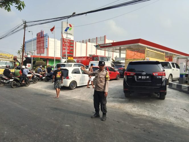 
 Wujud Pelayanan Humanis, Polsek Tanete Riattang Bantu Kelancaran Arus Kendaraan di Sekitar SPBU