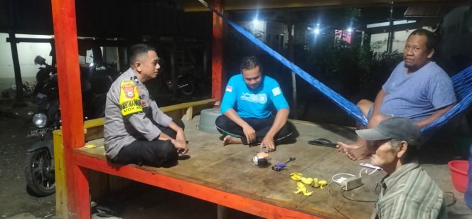 
 Konsisten di Wilayah Binaan, Bhabinkamtibmas Polsek Tanete Riattang Hadir Bawa Pesan Keamanan