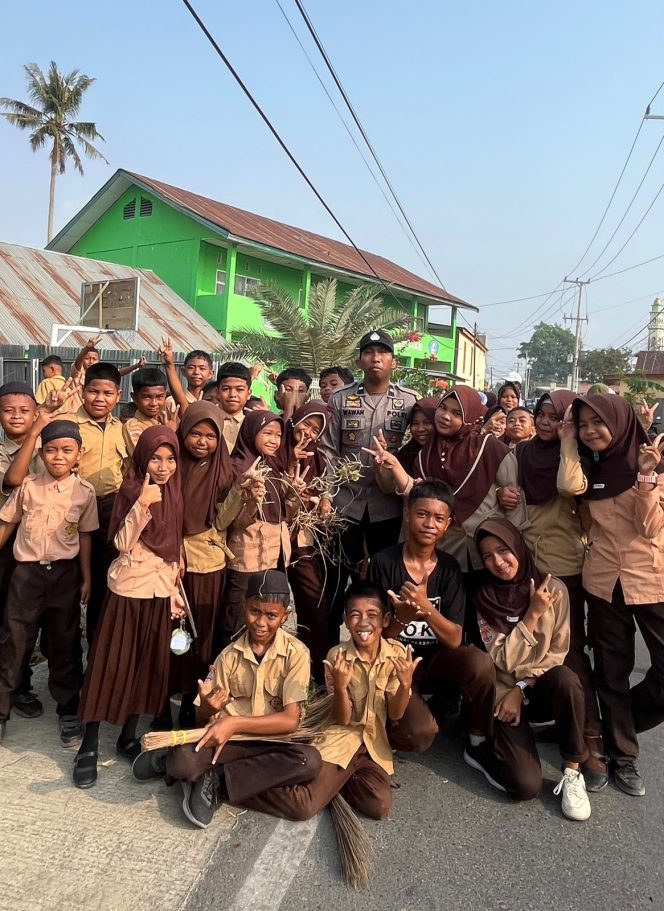 
 Tanamkan Kepedulian Lingkungan Sejak Dini, Bhabinkamtibmas Bersama Guru dan Murid MIS 3 Lonrae Gelar Jumat Bersih