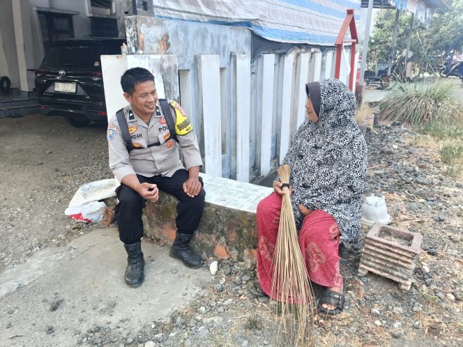
 Berkeliling Sambangi Warga, Bhabinkamtibmas Sampaikan Pesan Pencegahan Kebakaran dan Jaga Kerukunan