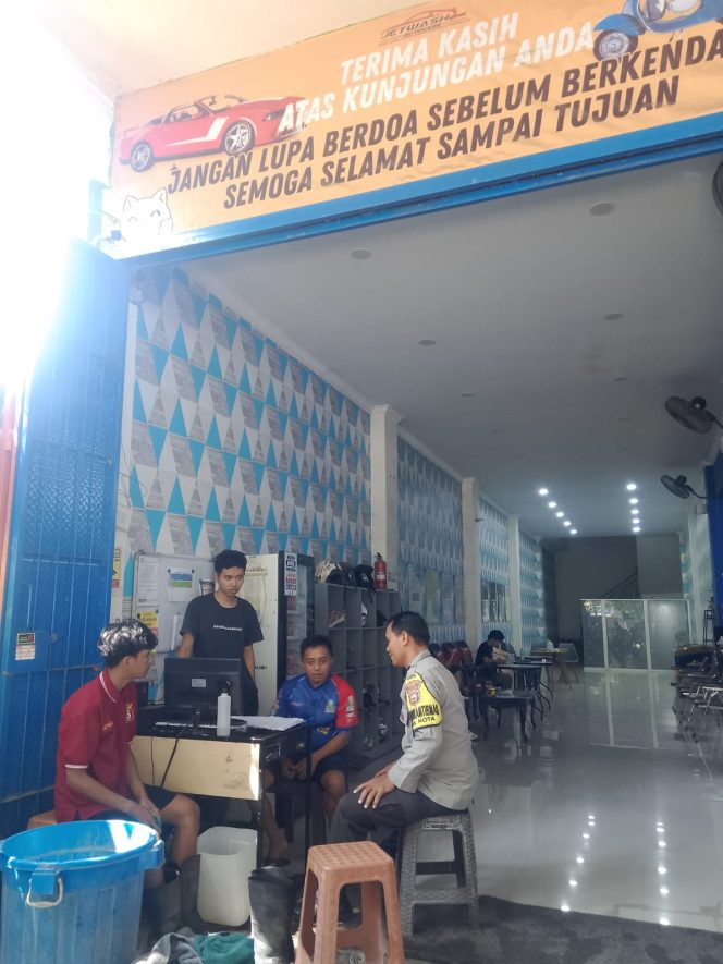 
 Dari Tempat Usaha, Bhabinkamtibmas Macege Bangun Kedekatan dan Jaga Kamtibmas