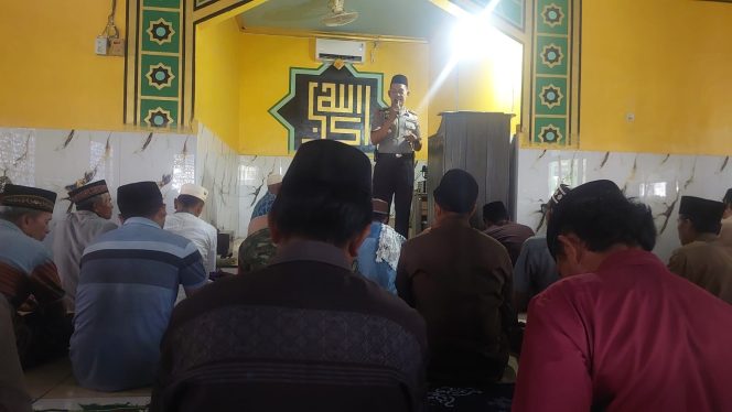 
 ‎KAPOLSEK AWANGPONE LAKSANAKAN JUMAT KELILING, PERERAT SILATURAHMI DENGAN MASYARAKAT DESA KADING