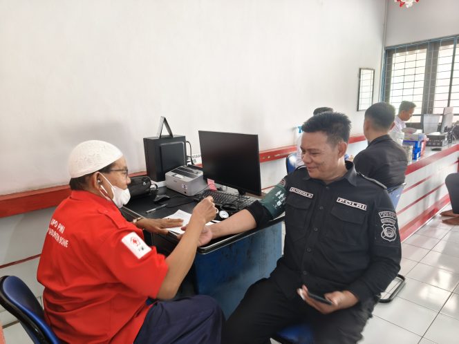 
 HUT Humas Polri ke-75, Polres Bone Wujudkan Kepedulian Lewat Donor Darah